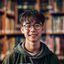 用户在校大学生小林的头像，年轻男性，背景为图书馆，表情阳光